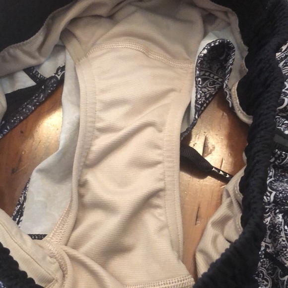 Lululemon black/white pattern short sz 4 has liner 2.5”” inseam - Picture 5 of 6